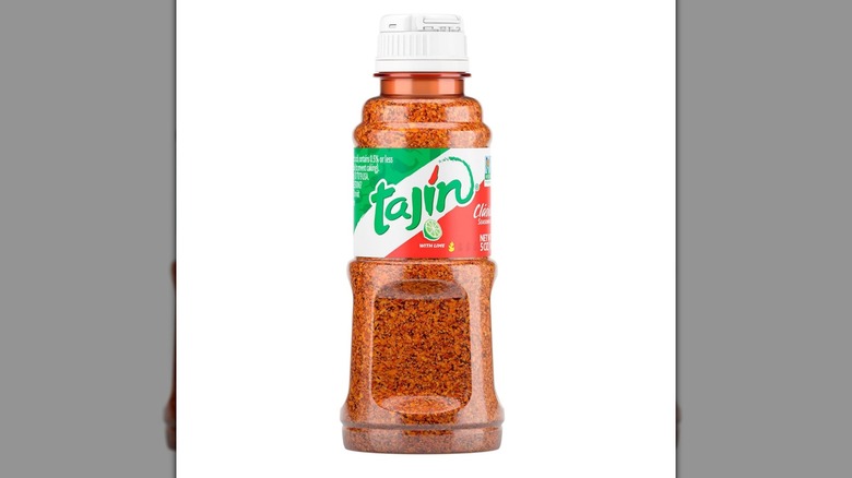 Una botella de Tajín sobre un fondo blanco.