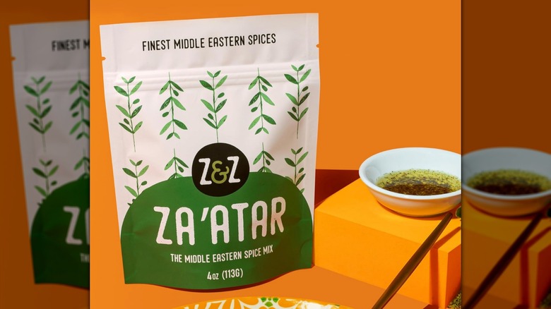 Un paquete de condimento Za'atar de Z&Z sobre un fondo naranja