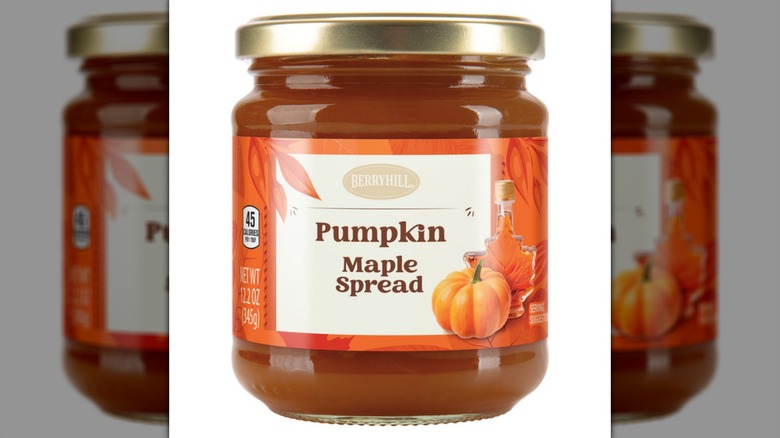 Un frasco de Berryhill Pumpkin Maple Spread sobre un fondo blanco.