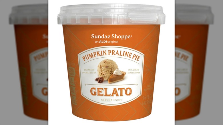 Un contenedor de Sundae Shoppe Pumpkin Praline Pie Gelato sobre un fondo blanco.