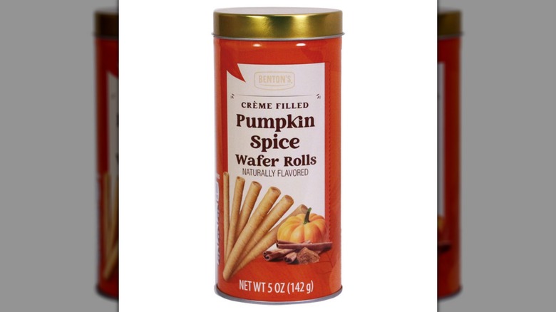 Un recipiente de rollos de oblea de especias de calabaza rellenos de crema de Benton sobre un fondo blanco