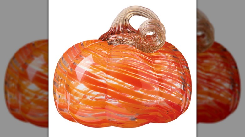 Una calabaza de cristal de otoño de Kirkton House sobre un fondo blanco