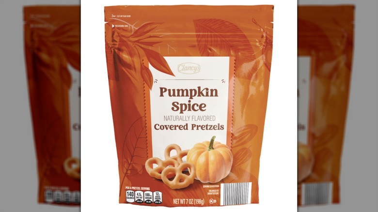 Una bolsa de Pretzels cubiertos de especias de calabaza de Clancy sobre un fondo blanco.