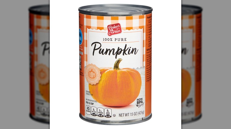 Una lata de calabaza enlatada Baker's Corner sobre un fondo blanco.