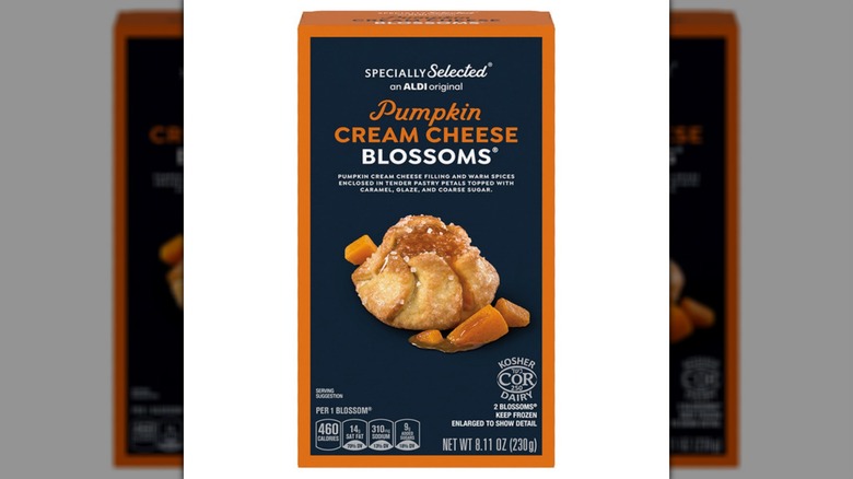 Una caja de flores de queso crema de calabaza especialmente seleccionadas sobre un fondo blanco
