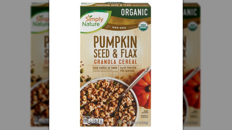 Una caja de cereal orgánico de granola de lino y semillas de calabaza Simply Nature sobre un fondo blanco