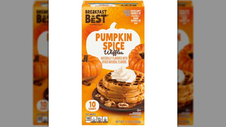 Una caja de desayuno Best Pumpkin Spice Waffles sobre un fondo blanco.