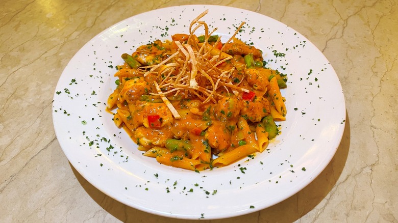 Plato de pasta picante con pollo al chipotle