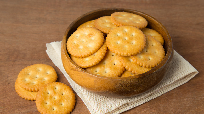 Un plato de galletas Ritz sobre una mesa de madera