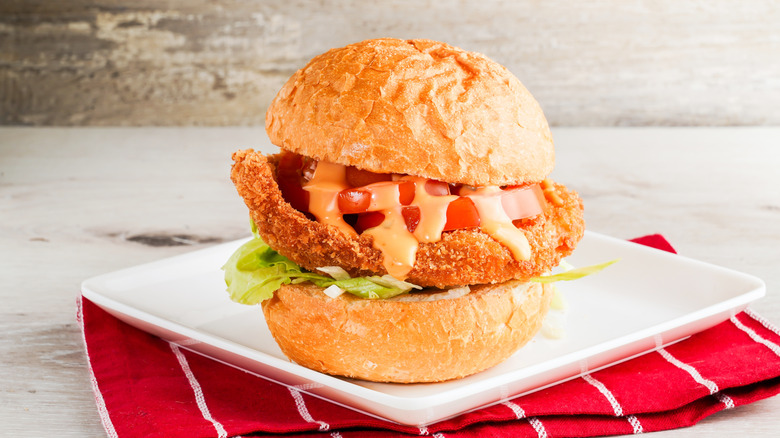 Un sándwich de chuleta de cerdo frita.