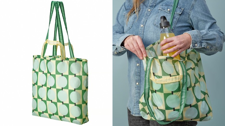 Bolsa de tela amarilla, azul y verde con lápices y cuaderno sobre una mesa