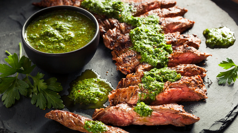 Filete de falda cocido con chimichurri y especias en un plato