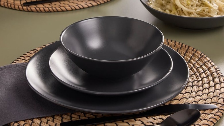 Vajilla Färgklar gris oscuro mate de IKEA sobre una mesa