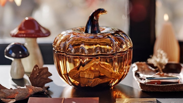 Cuenco con forma de calabaza de 7,5 pulgadas de color marrón Höstagille con tapa sobre una mesa de comedor