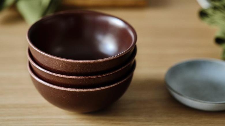 Cuencos IKEA Estocolmo 2025 marrones de 6 pulgadas sobre una mesa