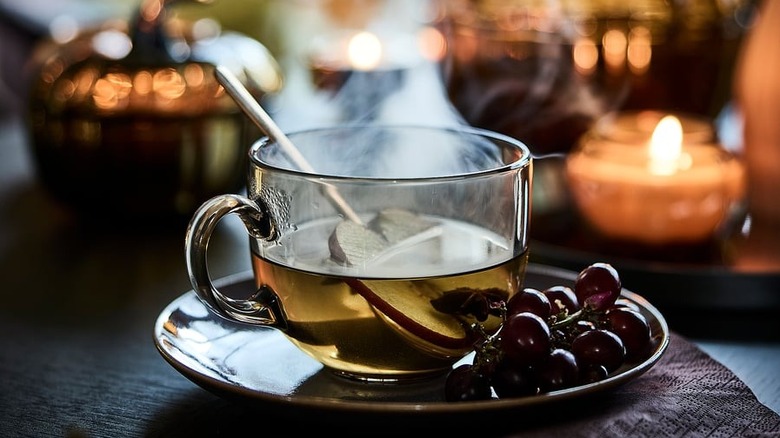 IKEA Taza Höstagille de vidrio marrón claro con sidra sentada sobre una mesa
