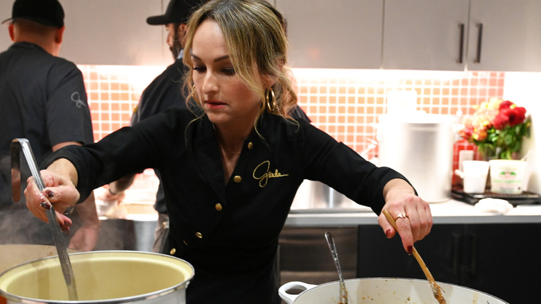 Giada cocinando con ambas manos en la cocina.
