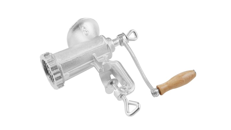 Una picadora de carne manual