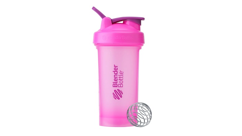 Un vaso mezclador rosa BlenderBottle Classic de 24 oz