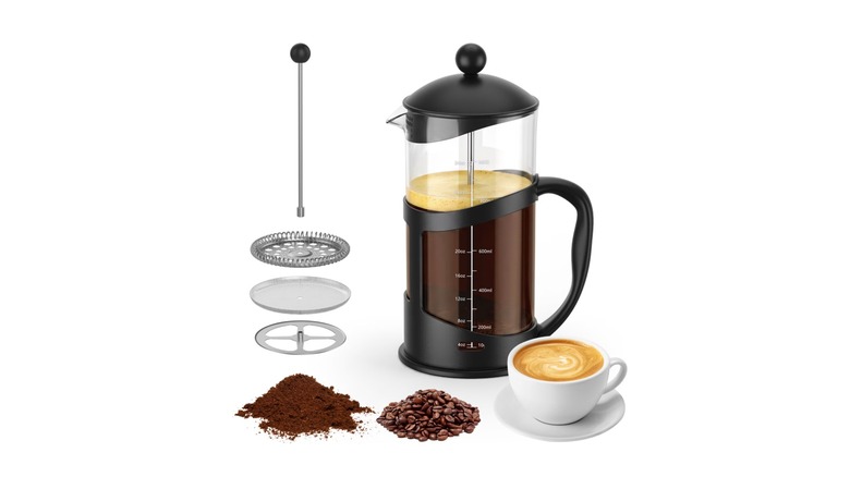 Una prensa francesa con sus componentes y café.