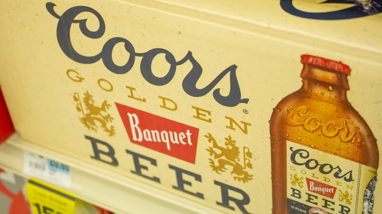 Caja de botellas de cerveza Coors Banquet con primer plano del logo