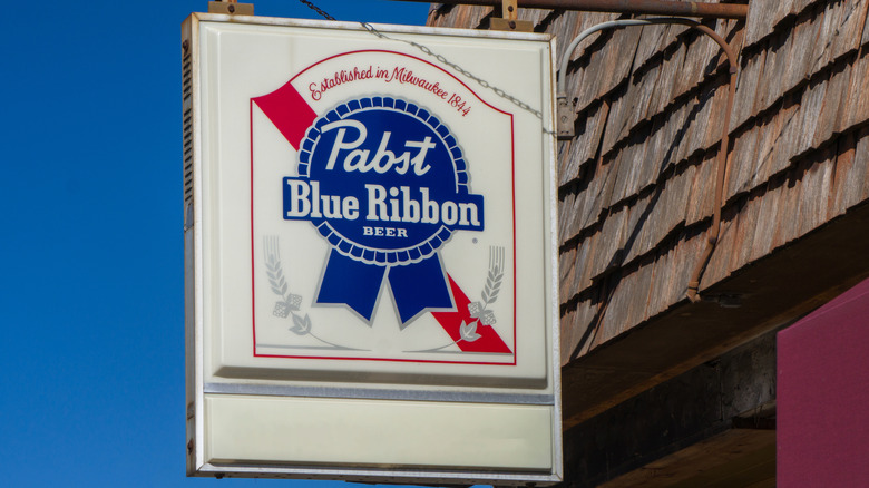 Cerveza Pabst Blue Ribbon cartel colgado del techo de una tienda en Minnesota