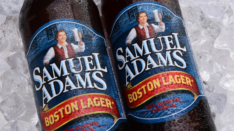 Dos botellas de Samuel Adams Boston Lager con etiquetas arriba
