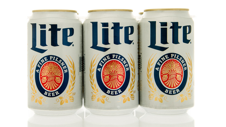 Trío de latas Miller Lite alineadas