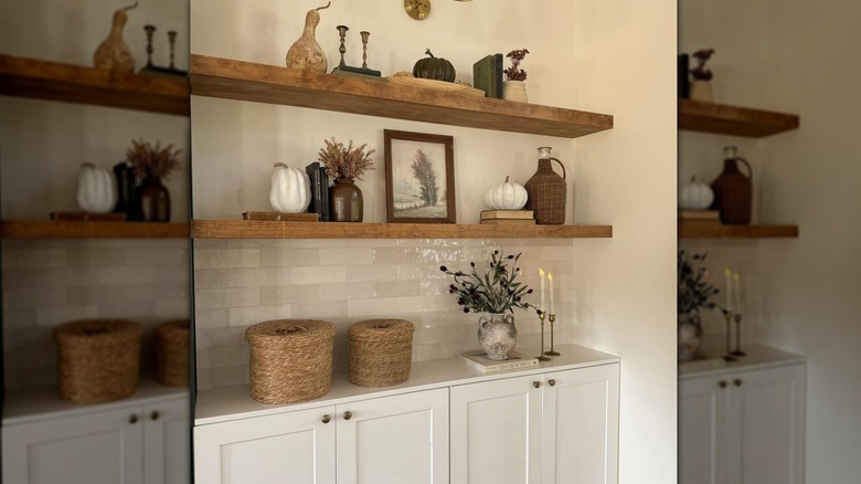 abrir estanterías de madera con objetos sobre ellos