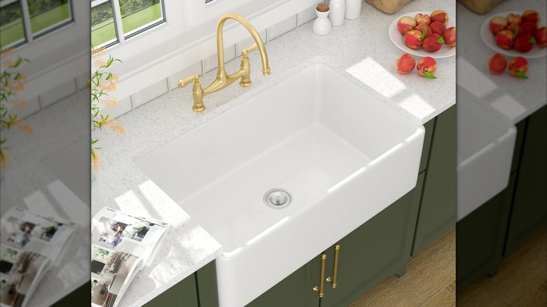lavabo blanco con grifo dorado