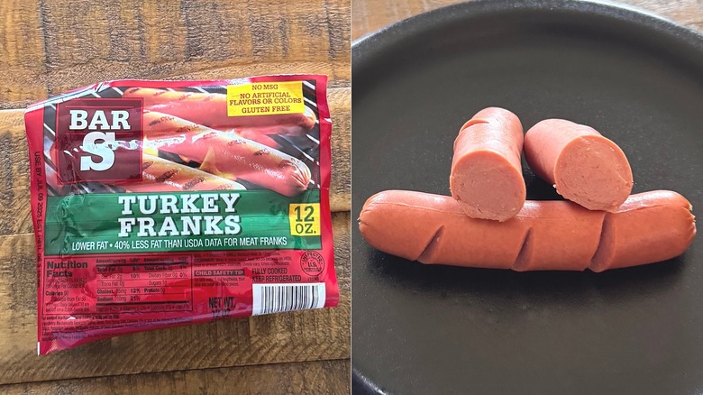 Un paquete de Bar S Turkey Franks junto a dos de los hot dogs marcados en un plato, uno de ellos partido por la mitad