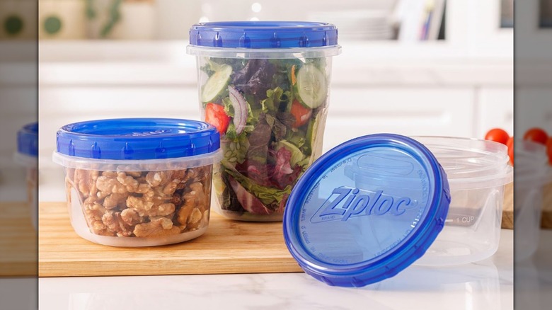 Contenedores redondos Ziploc Twist 'n Loc sobre una encimera