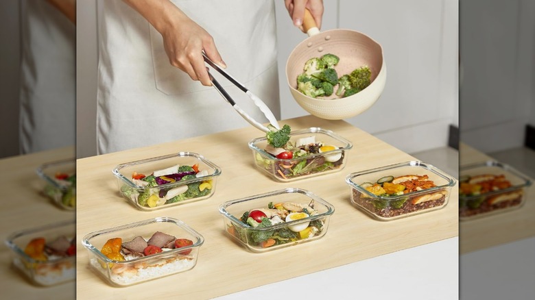 Un paquete de cinco recipientes de vidrio Vtopmart que se utilizan para almacenar alimentos.