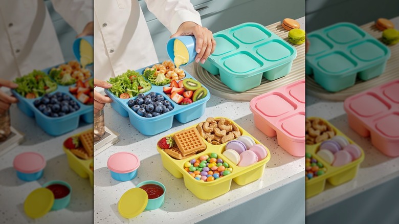 Un juego de cuatro cajas bento Canfanni lleno de comida.