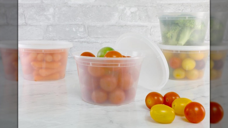 Contenedores de delicatessen Freshware con tapas sobre una encimera