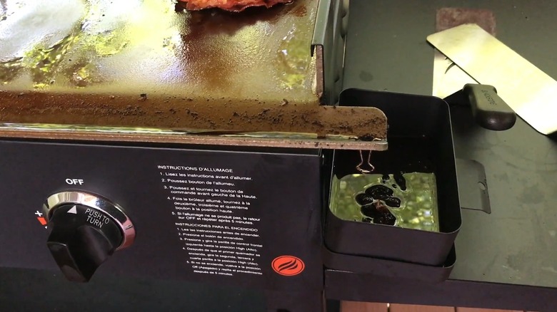 Trampa de grasa sucia en una plancha Blackstone