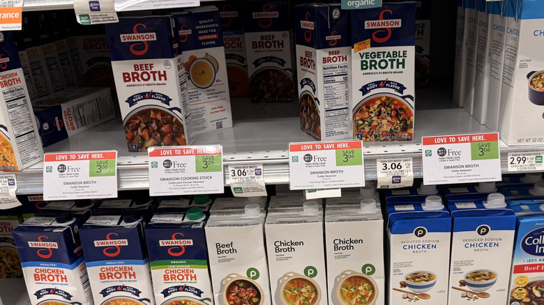 Pasillo con etiquetas BOGO en contenedores de caldo en Publix