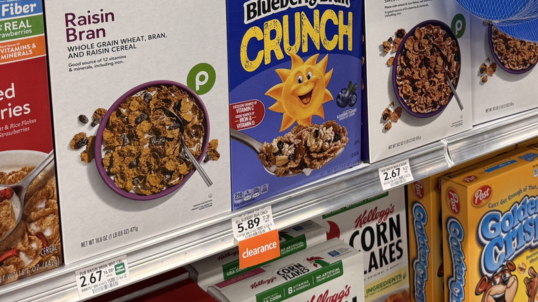 Cereal con pegatinas de descuento en un estante de Publix