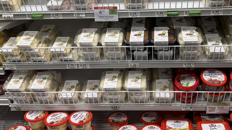 Alimentos de la marca Publix en el estante junto a artículos de grandes marcas