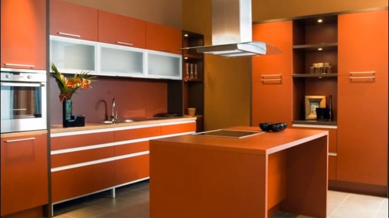 Una cocina modernista en naranja quemado