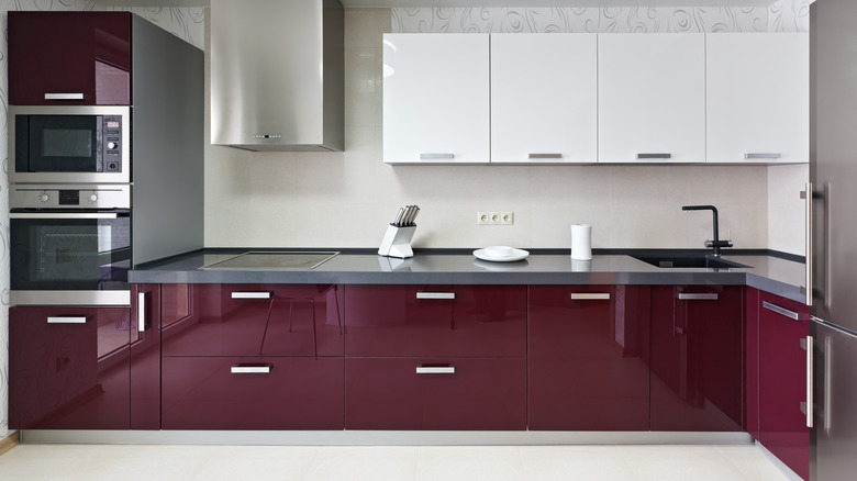 Cocina modernista con gabinetes de color púrpura brillante