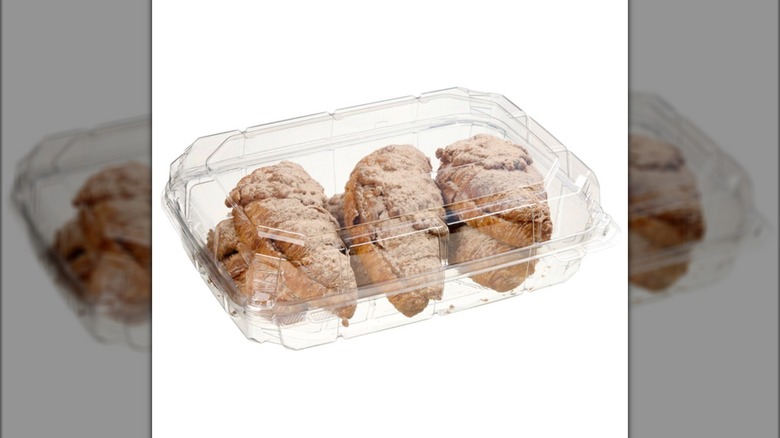 Cubierta de plástico de croissants rellenos de canela dos veces horneados de Costco Bakery