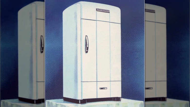 Un anuncio de la década de 1940 de un refrigerador eléctrico Gold Seal Coldspot blanco sobre un fondo azul.