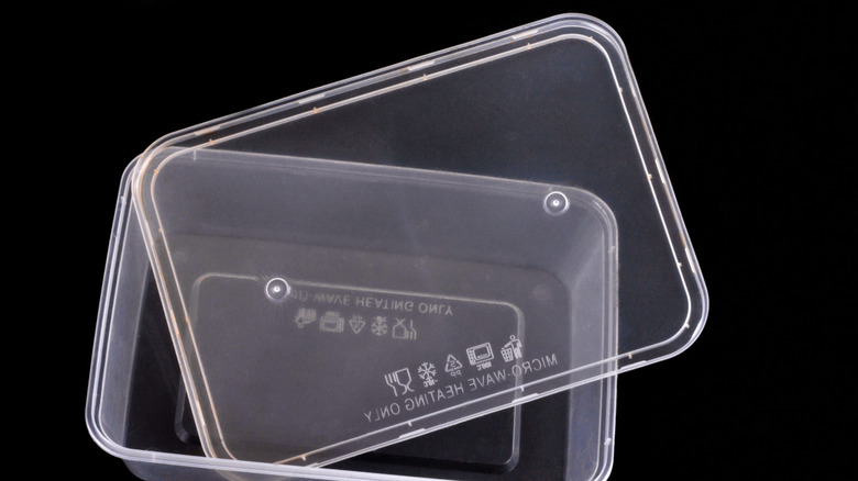 Recipiente de plástico con tapa apto para microondas.