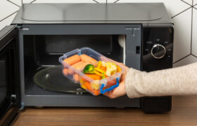 Cómo saber si los recipientes para almacenar alimentos son aptos para microondas