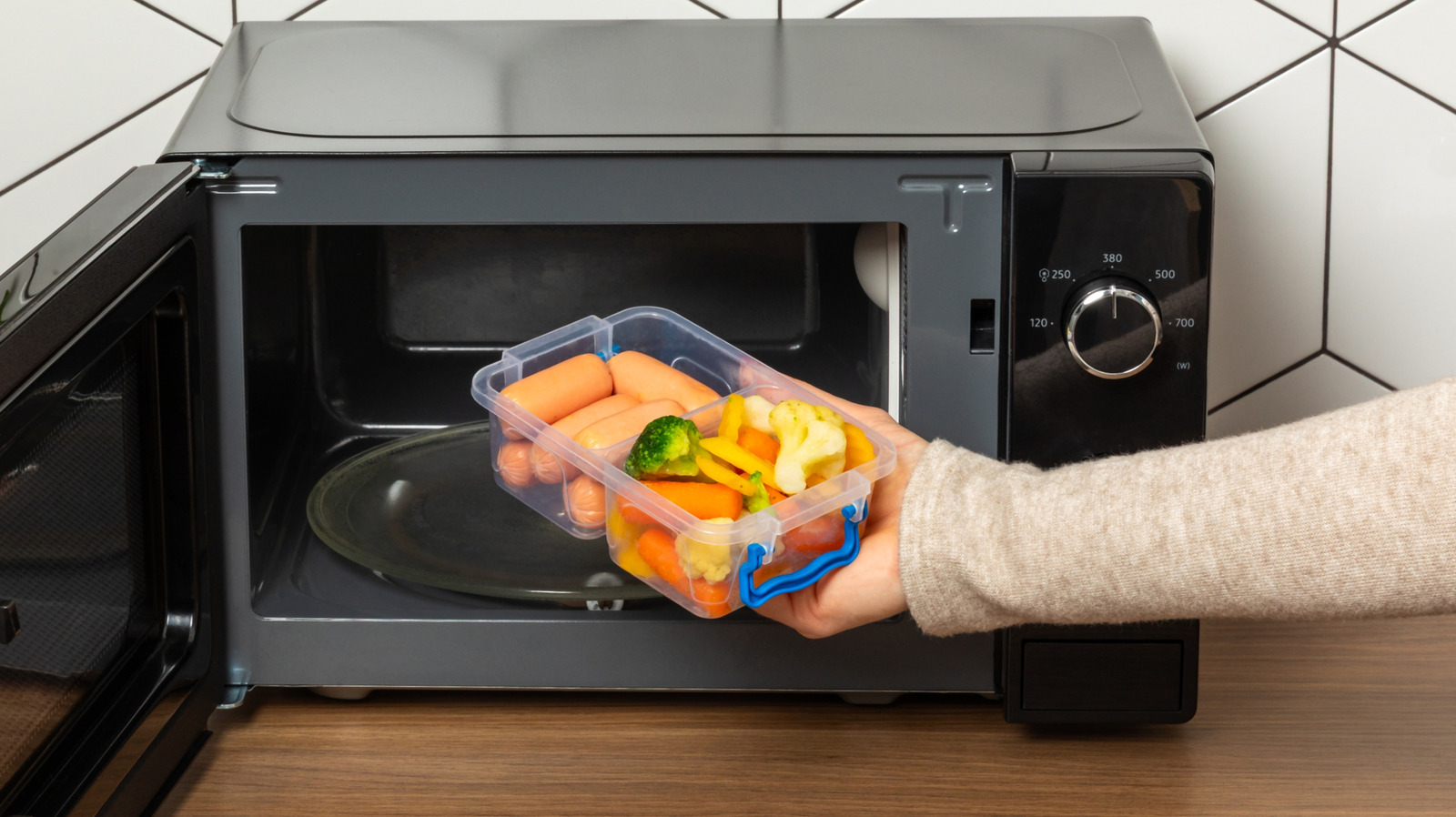 Cómo saber si los recipientes para almacenar alimentos son aptos para microondas