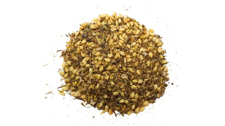 Un montón de za'atar sobre un fondo blanco.