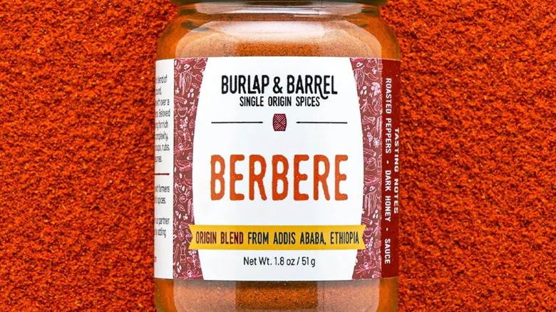 Tarro de polvo bereber sentado sobre bereber rojo brillante