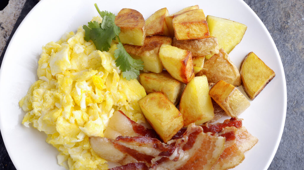Transforme las patatas blandas para el desayuno con estos 14 condimentos