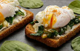 Deja de arruinar los huevos escalfados y toma esta herramienta de cocina clásica